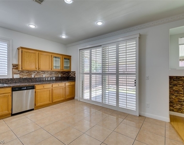 10513 Shanna Trellis Avenue - Photo Thumbnail 17