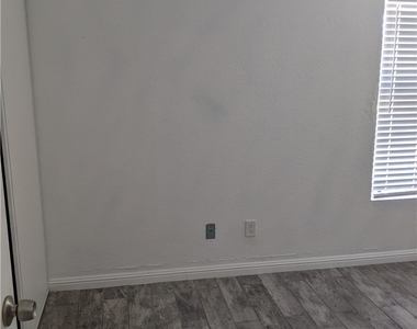 500 Elm Drive - Photo Thumbnail 7