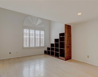 7225 Scenic Hills Drive - Photo Thumbnail 16