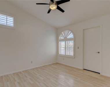 7225 Scenic Hills Drive - Photo Thumbnail 24