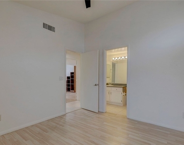 7225 Scenic Hills Drive - Photo Thumbnail 25
