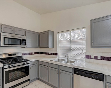 7225 Scenic Hills Drive - Photo Thumbnail 13