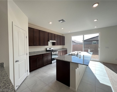 7569 W Mistral Avenue - Photo Thumbnail 6