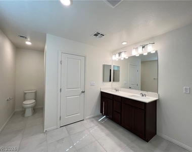 7569 W Mistral Avenue - Photo Thumbnail 20