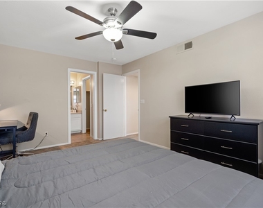 8216 Diamond Star Court - Photo Thumbnail 19