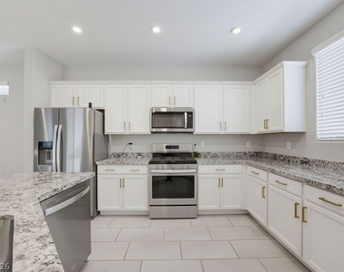 10661 Sariah Skye Avenue - Photo Thumbnail 12