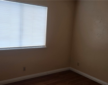 4459 Skyview Drive - Photo Thumbnail 8