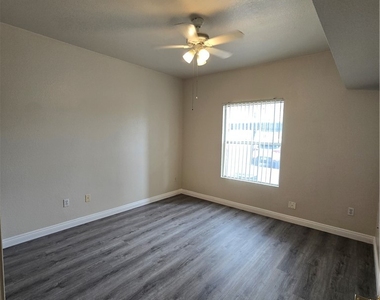 9620 W Russell Road - Photo Thumbnail 12