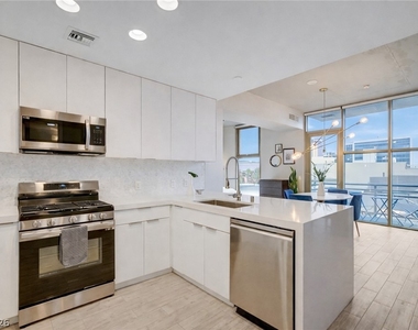353 Bonneville Avenue - Photo Thumbnail 7