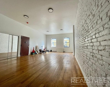 916 Broadway - Photo Thumbnail 1