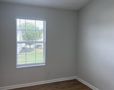 2770 Parkway Cove - Photo Thumbnail 1