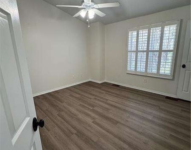 2907 Queen Anne Court - Photo Thumbnail 14