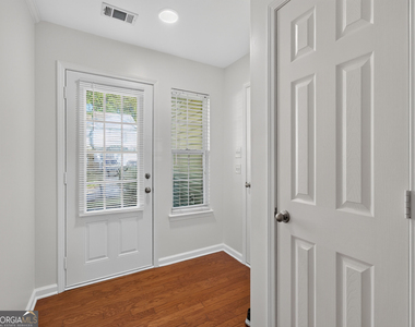 2820 Mayfair Drive - Photo Thumbnail 2
