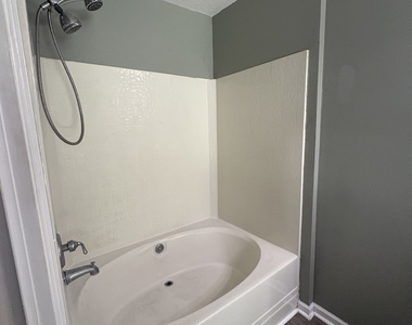 112 Boxwood Court - Photo Thumbnail 6
