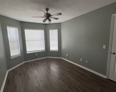 112 Boxwood Court - Photo Thumbnail 3