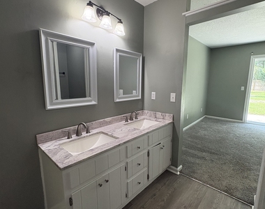 112 Boxwood Court - Photo Thumbnail 7