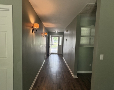 112 Boxwood Court - Photo Thumbnail 2