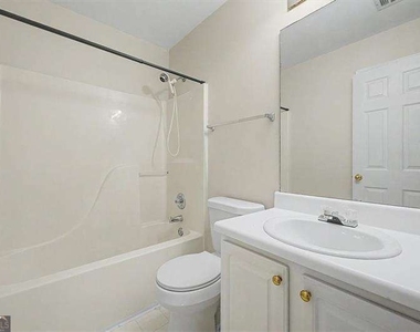 2025 Baramore Oaks Drive - Photo Thumbnail 16