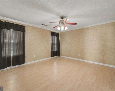 2025 Baramore Oaks Drive - Photo Thumbnail 11