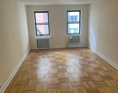 East 46th Street - Photo Thumbnail 3
