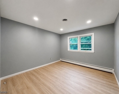 28 Carr St - Photo Thumbnail 9