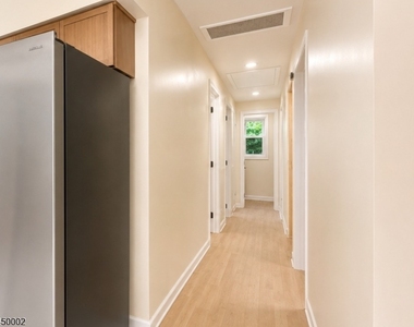 28 Carr St - Photo Thumbnail 8