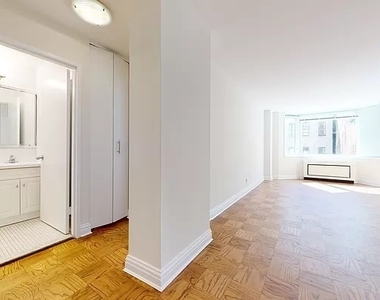 East 71st Street - Photo Thumbnail 4