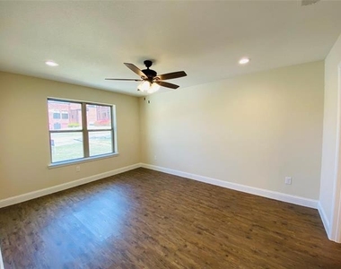 312 W Heron Street - Photo Thumbnail 8