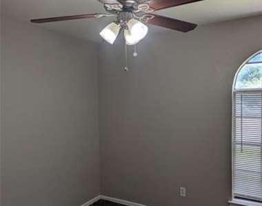 633 Christie Court - Photo Thumbnail 9