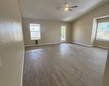 4455 W Yorkshire Drive - Photo Thumbnail 1