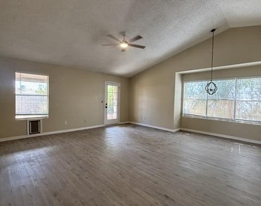 4455 W Yorkshire Drive - Photo Thumbnail 2