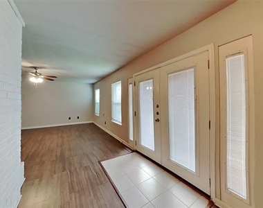 6917 Lincolnshire Lane - Photo Thumbnail 4