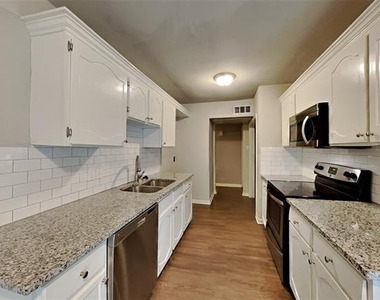 6917 Lincolnshire Lane - Photo Thumbnail 3