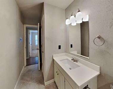 6917 Lincolnshire Lane - Photo Thumbnail 15