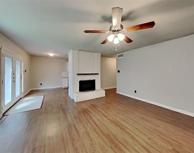 6917 Lincolnshire Lane - Photo Thumbnail 2