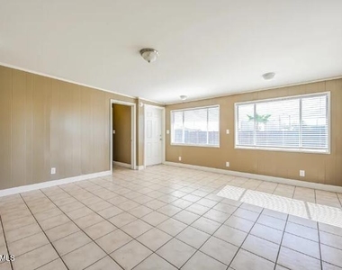 11207 W Oregon Avenue - Photo Thumbnail 3