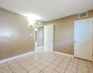 11207 W Oregon Avenue - Photo Thumbnail 6