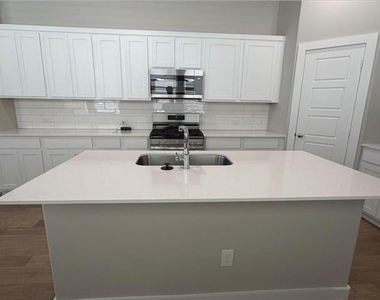 517 River Ridge Drive - Photo Thumbnail 2
