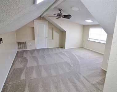 900 Valley Ridge Drive - Photo Thumbnail 16