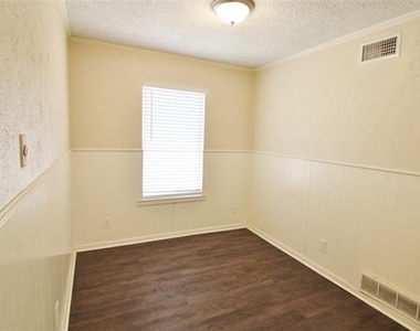 900 Valley Ridge Drive - Photo Thumbnail 4