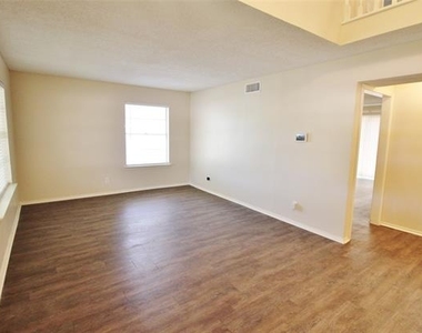 900 Valley Ridge Drive - Photo Thumbnail 3