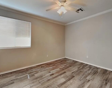 6862 W Townley Avenue - Photo Thumbnail 11