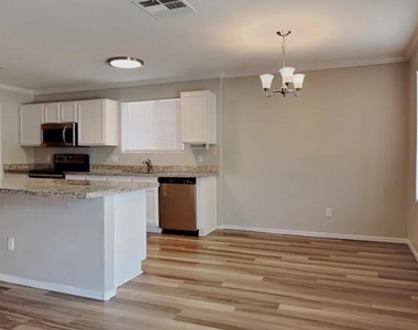 6862 W Townley Avenue - Photo Thumbnail 5