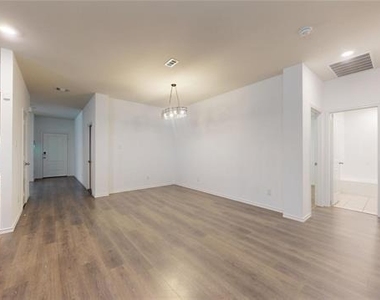 717 Cottonwood Way - Photo Thumbnail 4