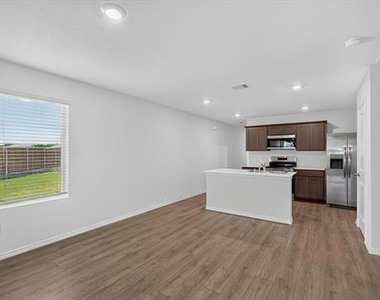 1128 Northfield Drive - Photo Thumbnail 3