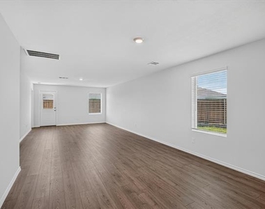 1128 Northfield Drive - Photo Thumbnail 9