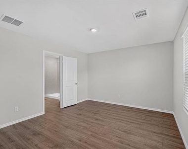 1128 Northfield Drive - Photo Thumbnail 13