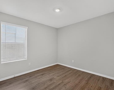 1128 Northfield Drive - Photo Thumbnail 11