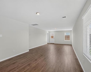 1128 Northfield Drive - Photo Thumbnail 10