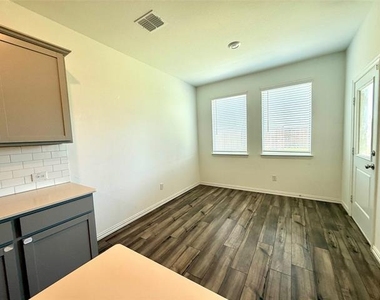8000 Blue Heron Lane - Photo Thumbnail 12